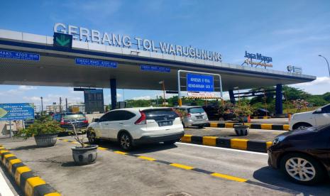 Foto: Hari Kedua Lebaran, Pintu Tol Warugunung Padat Kendaraan