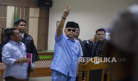 Terdakwa kasus penodaan agama Panji Gumilang (tengah) menyapa kerabatnya usai sidang pembacaan tuntutan di Pengadilan Negeri Indramayu, Jawa Barat, Kamis (22/2/2024). Dalam sidang tersebut jaksa menuntut pimpinan Pondok Pesantren Al-Zaytun Panji Gumilang dengan hukuman 1 tahun 6 bulan penjara terkait kasus penodaan agama. 