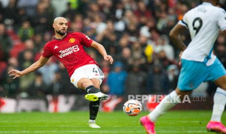 Gelandang Manchester United Sofyan Amrabat (kiri) tampil kebingungan saat melawan para penyerang Crystal Palace di ajang Liga Primer Inggris 2023/2024 di Old Trafford, Sabtu (30/9/2023). 