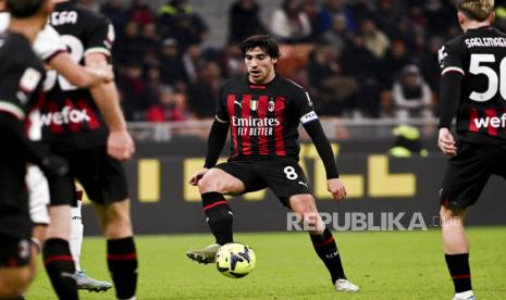  Pemain AC Milan Sandro Tonali mengontrol bola. Newcastle United dikabarkan siap memboyong Tonali pada musim 2023/2024.