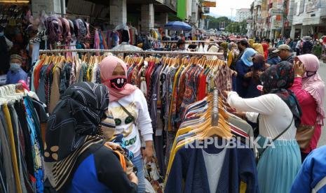 Pedagang kaki lima (PKL) dan pengunjung kembali berjualan meski ada pembatasan terkait Covid-19. Ilustrasi