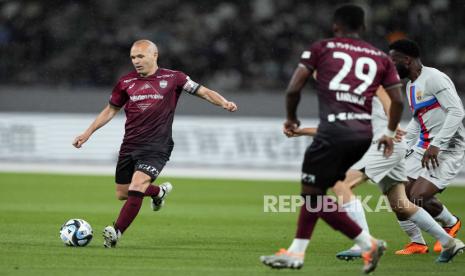 Andres Iniesta (kiri) saat memperkuat Vissel Kobe 