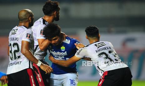 Bek Persib Bandung Ahmad Jufriyanto  diadang 3 pemain  Bali United pada laga penyisihan Grup C Piala Presiden  antara Persib Bandung melawan Bali United di Stadion GBLA, Bandung, Ahad (12/6/2022). Laga berakhir imbang dengan skor 1-1.