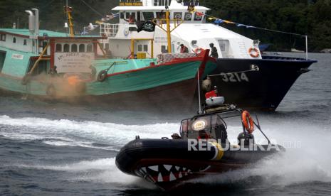 Kapal patroli Pengawasan Sumber Daya Kelautan dan Perikanan (PSDKP) mengejar dan menangkap Kapal Ikan Asing (KIA) ilegal di perairan Selat Lembeh, Bitung, Sulawesi Utara Selasa (23/11). Kementerian Kelautan dan Perikanan (KKP) bakal menambah armada pengawasan sumber daya kelautan dan perikanan dengan kapal besar sepanjang 110 meter. 