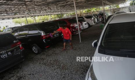 Pekerja melakukan perawatan pada mobil bekas yang dijual (ilustrasi). Jajaran Kantor Sistem Administrasi Manunggal Satu Atap (Samsat) Kabupaten Ogan Komering Ulu, Sumatera Selatan, gencar melakukan jemput bola hingga ke desa-desa guna menagih tunggakan pajak 1.700 kendaraan bermotor roda dua dan empat di daerah itu.