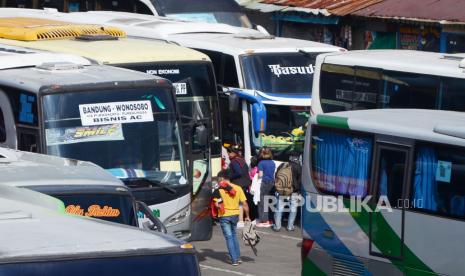 Pemudik memasuki bis jurusan Jawa Tengah di Terminal Cicaheum, Kota Bandung, Jumat (16/4). Banyak masyarakat pulang kampung sebelum larangan mudik berlaku pada 6-17 Mei 2021. Setelah larangan mudik diberlakukan, petugas terkait akan mendirikan penyekatan dibanyak ruas jalan.