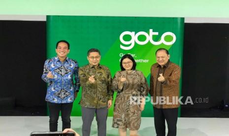 CEO GoTo Andre Soelistyo, Kepala LPEM FEB UI, Chaikal Nuryakin, Peneliti LPEM FEB UI Prani Sastiono, dan Komisaris GoTo Agus DW Martowardojo berfoto bersama usai Konferensi Pers Peluncuran Riset LPEM UI Dampak Ekonomi Ekosistem GoTo pada Perekonomian Nasional 2022 di Kantor Gojek, Jakarta Selatan, Rabu (29/3/2023). 