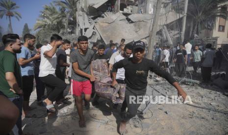 Seorang warga Palestina yang terluka dibawa ke ambulans setelah serangan Israel di Deir Al-Balah, Jalur Gaza selatan, Kamis (9/11/2023).