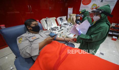 Anggota Polrestabes Surabaya mengikuti donor plasma konvalesen di Unit Transfusi Darah (UTD) PMI Kota Surabaya, Jawa Timur, Selasa (2/2/2021). Donor plasma konvalesen yang diikuti sekitar 40 anggota Polrestabes Surabaya tersebut untuk membantu pasien COVID-19 yang tengah dirawat sekaligus mengkampanyekan gerakan Arek Suroboyo Wani Donor Plasma Konvalesen.