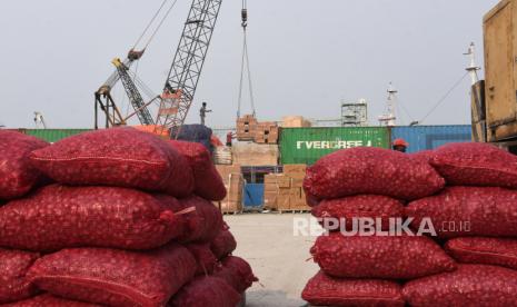 Pekerja melakukan aktivitas bongkar muat di Pelabuhan Sunda Kelapa, Jakarta, Jumat (3/9/2021). Kementerian BUMN mengumumkan rancangan penggabungan empat BUMN di bidang pelabuhan yakni PT Pelabuhan Indonesia (Pelindo) I, II, III, dan IV yang akan berintegrasi menjadi satu Pelindo untuk mewujudkan industri kepelabuhan nasional yang lebih kuat. 