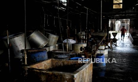 Suasana pabrik tahu saat aksi mogok produksi di salah satu pabrik tahu di kawasan Duren Tiga, Jakarta Selatan, Ahad (20/2/2022). Pabrik tahu tersebut memberhentikan sementara produksi tahu selama 3 hari mulai Ahad (20/2/2022) hingga Rabu (23/2/2022) mendatang. Aksi mogok tersebut dilakukan imbas dari harga kedelai yang melambung tinggi. Republika/Thoudy Badai