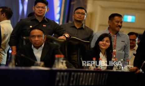 Wakil Ketua Umum PSSI 2023-2027 Zainuddin Amali dan Ratu Tisha usai Kongres Luar Biasa PSSI di Jakarta. Wakil Ketua Umum PSSI, Zainudin Amali bereaksi terkait kericuhan di luar stadion Jatidiri Semarang. Pihaknya sudah mendalami hal ini.