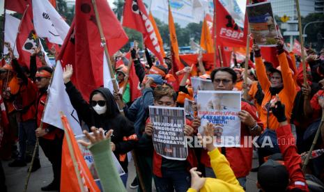 Massa dari Partai Buruh menggelar aksi di kawasan Patung Kuda, Jakarta, Sabtu (14/1/2023). Dalam aksinya mereka menolak Perppu No 2 Tahun 2022 Tentang Cipta Kerja yang berisi tentang permasalahan upah minimum, outsourcing, pesangon, karyawan kontrak, cuti, jam kerja, tenaga kerja asing, pemutusan hak kerja (PHK) hingga sanksi pidana yang dihilangkan. Republika/Thoudy Badai