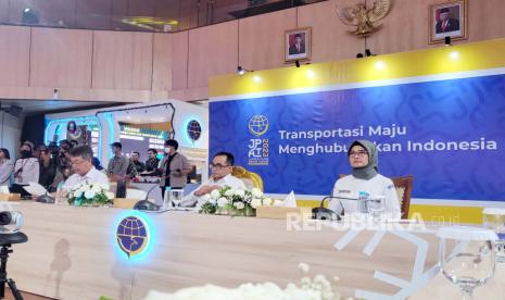 Menteri Perhubungan Budi Karya Sumadi (tengah).