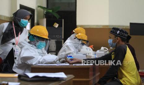 Lagi, Santri Gontor Sembuh dari Covid-19. Seorang santri Pondok Pesantren Gontor asal Kalbar menjalani tes diagnostik cepat atau rapid test.