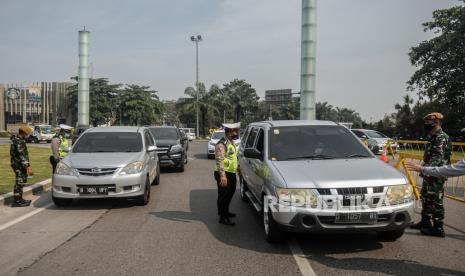 Kepolisian Resor Metropolitan Bekasi menyatakan mobilitas arus kendaraan di Kabupaten Bekasi, Jawa Barat turun 31 persen hingga pekan kedua Pemberlakuan Pembatasan Kegiatan Masyarakat (PPKM) Darurat. Indikasi penurunan mobilitas lalu lintas kendaraan sebesar 31 persen berdasarkan data yang dipantau melalui google mobility. (Foto ilustrasi: Penyekatan di Kabupaten Bekasi)