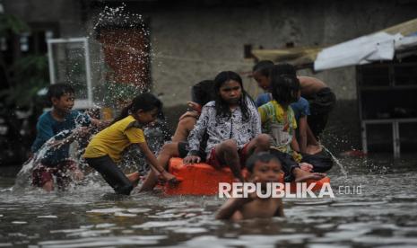 Warga beraktivitas di pemukiman yang terdampak banjir di kawasan Petukangan, Cakung, Jakarta Timur, Rabu (29/1/2025).