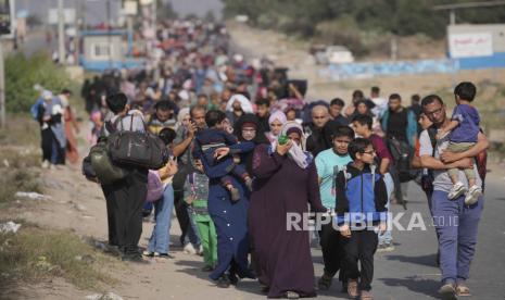 Warga Palestina mengungsi ke Jalur Gaza selatan di Jalan Salah al-Din di Bureij, Jalur Gaza, pada Rabu, (8/11/2023).