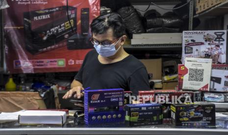 Penjual set top box (STB) tv digital beraktivitas di salah satu toko elektronik di Pasar Antik Cikapundung, Sumur Bandung, Kota Bandung, Selasa (1/11/2022). Menteri Komunikasi dan Informatika Johnny G Plate mengungkapkan, siaran televisi analog di 222 kabupaten/kota termasuk Jabodetabek akan dimatikan (Analog Switch Off/ASO) pada Rabu (2/11/2022). Republika/Abdan Syakura