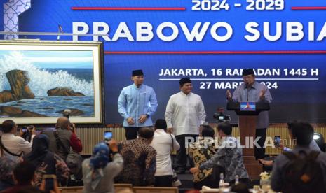 Presiden ke-6 RI sekaligus Ketua Majelis Tinggi Partai Demokrat Susilo Bambang Yudhoyono (SBY) berbincang dengan  Presiden terpilih periode 2024-2029 Prabowo Subianto dan Ketua Umum Partai Demokrat Agus Harimurti Yudhoyono (AHY) saat memberikan lukisan dalam acara silahturahmi dan buka puasa bersama kader Partai Demokrat di Jakarta, Rabu (27/4/2024). Acara silahturahmi ini sekaligus menegaskan Partai Demokrat akan ikut bersama-sama membangun pemerintahan ke depan dan menyukseskan kabinet Prabowo-Gibran.