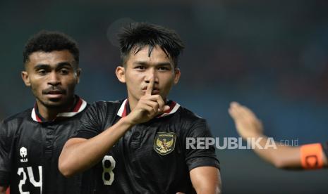 Pemain timnas Indonesia Witan Sulaeman melakukan selebrasi seusai mencetak gol ke gawang Burundi dalam laga Fifa Match Day di Stadion Patriot Candrabhaga, Bekasi, Jawa Barat, Selasa (28/3/2023). Pada pertandingan itu timnas Indonesia bermain imbang dengan skor 2-2. Gol timnas Indonesia dicetak Witan Sulaeman dan Jordi Amat.