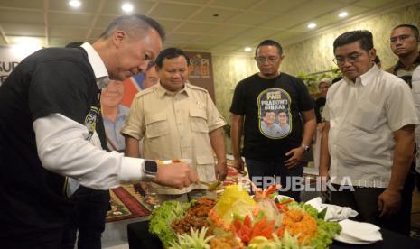 Ketua Dewan Pembina Kopi Pagi Posko Pemilih Prabowo-Gibran Agus Gumiwang Kartasasmita (kiri) memotong tumpeng disaksikan oleh Bakal Calon Presiden Prabowo Subianto (dua kiri) dan Koordinator Kopi Pagi Posko Pemilih Prabowo-Gibran Hasan Nasbi (dua kanan) saat acara tasyakuran dan peresmian Kopi Pagi Posko Pemilih Prabowo-Gibran di Jakarta, Senin (30/10/2023). Kopi Pagi Posko Pemilih Prabowo-Gibran akan tempat menjadi tempat untuk membantu pemenangan Bakal Capres-Cawapres 2024 Prabowo Subianto dan Gibran Rakabuming Raka sekaligus tempat berkumpulnya para sukarelawan pendukung Prabowo-Gibran yang belum memiliki sekretariat.