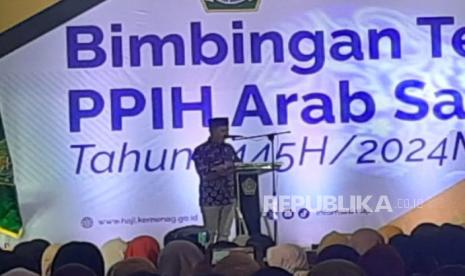 Wakil Menteri Agama (Wamenag) RI, Saiful Rahmat Dasuki saat diwawancara usai membuka kegiatan Bimbingan Teknis PPIH Arab Saudi di Asrama Haji Pondok Gede, Jakarta Timur, Selasa (19/3/2024). 