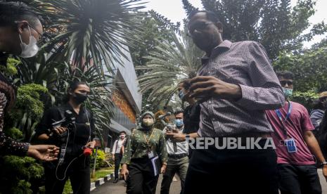 Direktur Lokataru Haris Azhar bersama Kordinator KontraS  Fatia Maulidiyanti menjadi tersangka pencemaran nama baik Luhut Binsar Pandjaitan.