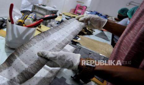 Pekerja UMKM menyelesaikan pembuatan produk kerajinan berbahan kulit di Badung, Bali, Jumat (11/6). Asosiasi UMKM Indonesia (Akumindo) menolak rencana pemerintah untuk menaikkan tarif pajak penghasilan (Pph) minimum menjadi 1 persen dari sebelumnya 0,5 persen. 