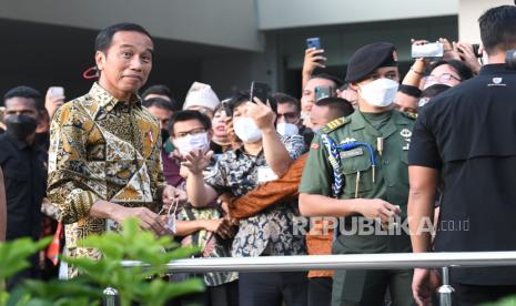 Presiden Joko Widodo menyapa pengunjung saat peresmian Transformasi Sarinah di Jakarta, Kamis (14/7/2022). Presiden meresmikan transformasi pusat perbelanjaan tertua di Indonesia, Sarinah usai direnovasi. 