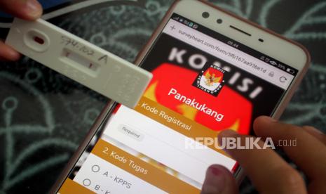 Tenaga medis memasukkan data hasil tes cepat (rapid test) dari petugas Panitia Pemilihan Kecamatan (PPK) dan Panitia Pemungutan Suara (PPS) di Kantor Kecamatan Panakukang, Makassar, Sulawesi Selatan, Selasa (17/11/2020). KPU Kota Makassar menggelar tes cepat bagi petugas PPK dan PPS se-Makassar untuk mengantisipasi penularan COVID-19 jelang pilkada serentak pada 9 Desember 2020. 