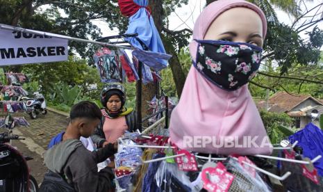 Penjual masker kain. Cegah penularan Covid-19, Keluarga Penyangga Indonesia serukan masyarakat pakai masker kain. 