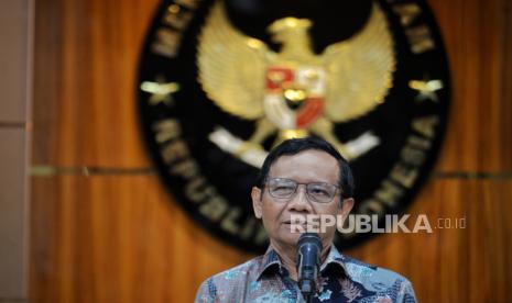 Menko Polhukam Mahfud MD memberikan keterangan pers terkait pengunduran dirinya sebagai menteri di Kemenko Polhukam, Jakarta, Kamis (1/2/2024). Menteri Koordinator Bidang Politik, Hukum dan Keamanan (Menkopolhukam) Mahfud MD resmi mengundurkan diri sebagai Menteri di Kabinet Indonesia Maju (KIM) usai menyerahkan surat permohonan pengunduran diri kepada Presiden Joko Widodo di Istana Negara, Kamis (1/2) sore. Usai konferensi pers, Mahfud pamitan kepada wartawan dan selfie dengan semua wartawan yang meliput di Kemenko Polhukam.