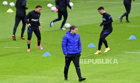  Pelatih Frank de Boer dari timnas Belanda saat berlatih di Zeist, Belanda, 22 Maret 2021, dalam persiapan untuk pertandingan kualifikasi Piala Dunia 2022 melawan Turki pada 24 Maret.