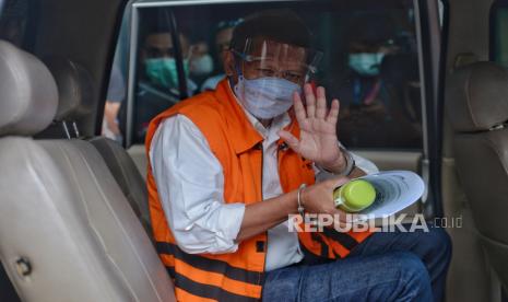 Tersangka mantan Direktur Utama PT Pelindo II (Persero) Richard Joost Lino menaiki mobil tahanan usai menjalani pemeriksaan di gedung Merah Putih KPK, Jakarta, Senin (29/3). RJ Lino diperiksa penyidik KPK sebagai tersangka atas kasus dugaan tindak pidana korupsi dalam pengadaan tiga unit Quay Container Crane (QCC) di PT Pelindo II.