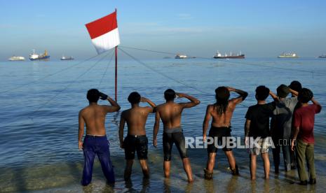 Sebagian kalangan menolak hormat bendera negara. Ilustrasi hormat bendera 