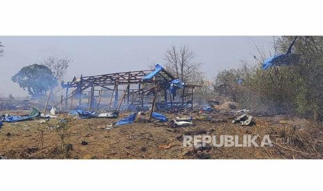 Foto yang disediakan oleh Kelompok Aktivis Kyunhla ini menunjukkan setelah serangan udara di desa Pazigyi di Kotapraja Kanbalu, Wilayah Sagaing, Myanmar, Selasa (11/4/2023). Saksi dan laporan media independen mengatakan puluhan penduduk desa di Myanmar tengah tewas dalam serangan udara dilakukan Selasa oleh pemerintah militer negara Asia Tenggara itu. 