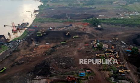 Suasana saat pekerja beraktivitas di tempat penumpukan sementara batu bara, Muarojambi, Jambi, Rabu (1/7/2020). Kementerian Energi dan Sumber Daya Mineral (ESDM) mencatat volume ekspor batu bara Indonesia periode Januari - Mei 2020 turun 10 persen dibandingkan periode yang sama tahun sebelumnya, yakni dari 193,82 juta ton pada 2019 menjadi 175,15 juta ton pada tahun ini. ANTARA FOTO/Wahdi Septiawan/foc.