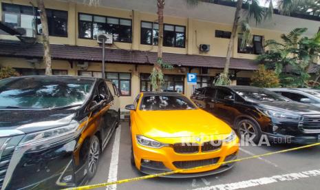 Beberapa aset mobil yang dimiliki oleh tersangka trading Auto Trade Gold, Wahyu Kenzo (WK) yang disita di Mapolresta Malang Kota (Makota), Jumat (10/3/2023). Foto: 