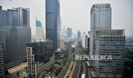 Suasana gedung bertingkat di Jakarta, Senin (14/10/2024). Bank Indonesia (BI) memproyeksikan pertumbuhan ekonomi Indonesia berada dalam kisaran 4,7 persen sampai 5,5 persen pada 2024 ditopang kinerja perekonomian domestik.