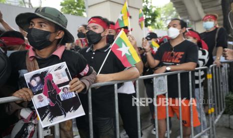 Warga negara Myanmar yang tinggal di Thailand memegang foto tahanan politik yang dieksekusi di Myanmar, saat mereka memprotes di luar kedutaan Myanmar di Bangkok, Thailand, Selasa, 26 Juli 2022. Kemarahan internasional atas eksekusi empat tahanan politik Myanmar meningkat dengan protes akar rumput dan protes keras. kecaman dari pemerintah dunia.