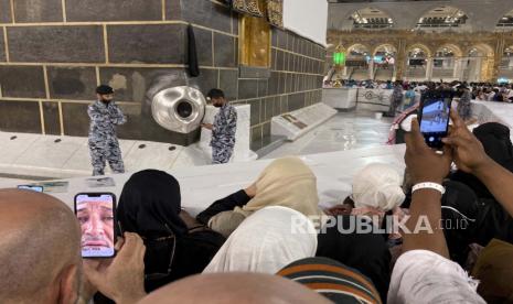  Jamaah haji memfilmkan Hajar Aswad (Batu Hitam) yang terletak di Kabah di Masjidil Haram, di kota suci Mekah, Arab Saudi, Selasa, 5 Juli 2022. Menteri Haji Arab Saudi Ingin Meningkatkan Pengalaman Umroh Jamaah Inggris