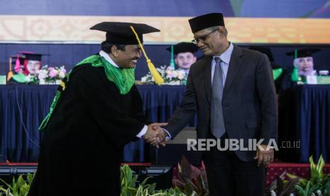 Rektor UMJ Mamun Murod (kiri) bersalaman dengan Ketua Umum PP Muhammadiyah Haedar Nashir sebelum prosesi pengukuhan sebagai Guru Besar Bidang Ilmu Politik di Universitas Muhammadiyah Jakarta, Tangerang Selatan, Banten, Kamis (9/11/2023). Mamun Murod dikukuhkan sebagai Guru Besar ke-20 yang dimiliki UMJ dengan angka kredit sebesar 851,50. Pada kesempatan tersebut Mamun menyampaikan orasi ilmiah bertajuk Dialetika Islam dan Pancasila: Dari Ideologi Menuju Aktualisasi.