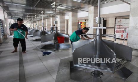 Dua pekerja membersihkan area lantai Masjid Istiqlal, Jakarta, Selasa (21/3/2023). Pengelola membersihkan Masjid Istiqlal untuk menyambut umat islam yang akan mengikuti kegiatan pada bulan Ramadhan 1444 H seperti tarawih, buka bersama, zikir hingga iktikaf. 