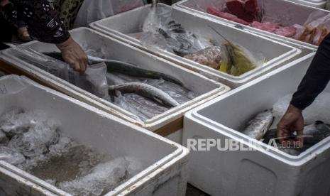 Warga memilih ikan segar pada Festival Ikan Milenial 2022 di Gedung Sate, Jalan Diponegoro, Kota Bandung, Jawa Barat, Jumat (2/12/2022) (ilustrasi). Pakar kesehatan Prof Tjandra Yoga Aditama menyebutkan pentingnya memperkuat sosialisasi dan edukasi kepada masyarakat mengenai pentingnya asupan gizi seimbang yang kaya akan protein hewani.