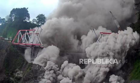  Foto selebaran yang disediakan oleh Badan Nasional Penanggulangan Bencana (BNPB) Indonesia menunjukkan material vulkanik dari gunung berapi Gunung Semeru menghantam jembatan setelah letusan di Lumajang, Jawa Timur, Ahad, 4 Desember 2022. Pihak berwenang telah menaikkan status siaga Gunung Semeru ke tingkat tertinggi setelah letusannya pada awal 04 Desember 2022. Semeru setinggi 3.376 meter adalah salah satu gunung berapi paling aktif di pulau Jawa.