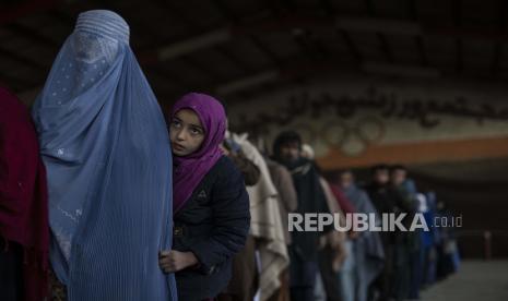 Para wanita mengantre untuk menerima uang tunai pada distribusi uang yang diselenggarakan oleh Program Pangan Dunia di Kabul, Afghanistan, pada Sabtu, 20 November 2021. 