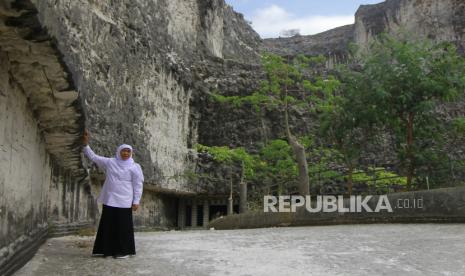 Gubernur Jawa Timur Khofifah Indar Parawansa melihat bukit bekas penambangan batu kapur saat berkunjung ke lokasi wisata Bukit Jaddih di Bangkalan, Jawa Timur, Selasa (22/8/2023). Kunjungan Khofifah tersebut untuk melihat secara langsung potensi destinasi wisata berbasis desa di daerah itu dan sebagai bentuk komitmen pengembangan wisata di Jawa Timur.  