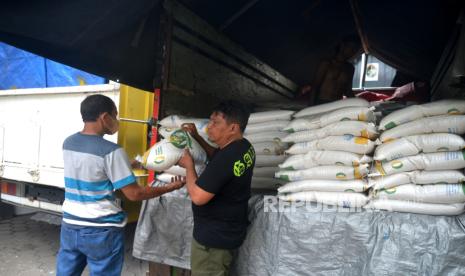 Warga Kelurahan Gedongkiwo mengambil bantuan beras di Kecamatan Mantrijeron, Kota Yogyakarta, Selasa (14/11/2023). 