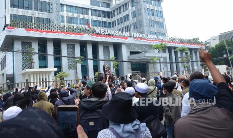 Massa pendukung Habib Bahar bin Smith mendatangi kantor Kejaksaan Tinggi (Kejati) Jawa Barat, Jalan LLRE Martadinata, Kota Bandung, Senin (21/8). Mereka menuntut kejelasan dari Jaksa Penuntut Umum (JPU) Kejati Jawa Barat yang belum membebaskan Habib Bahar seusai vonis majelis hakim yang telah memutuskan hukuman penjara 6 bulan 15 hari, seharusnya sudah selesai pada 17 Agustus 2022.